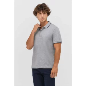 Polo Sol’s PALERMO gris jaspeado con ribetes en contraste, vestido por un modelo