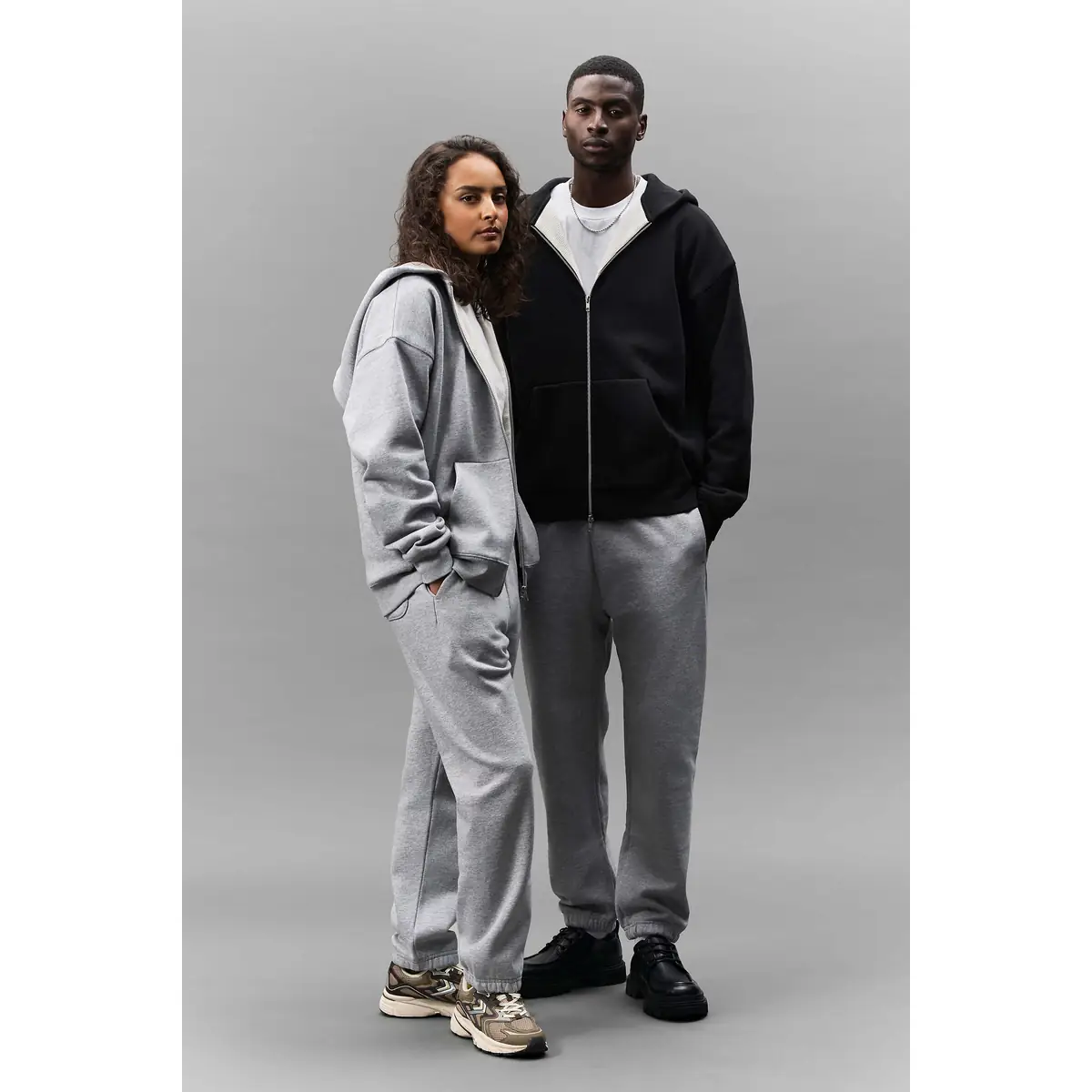 Sudadera SOL'S ELIOTT 04884 2 Sudadera SOL’S 04884, vista frontal con persona