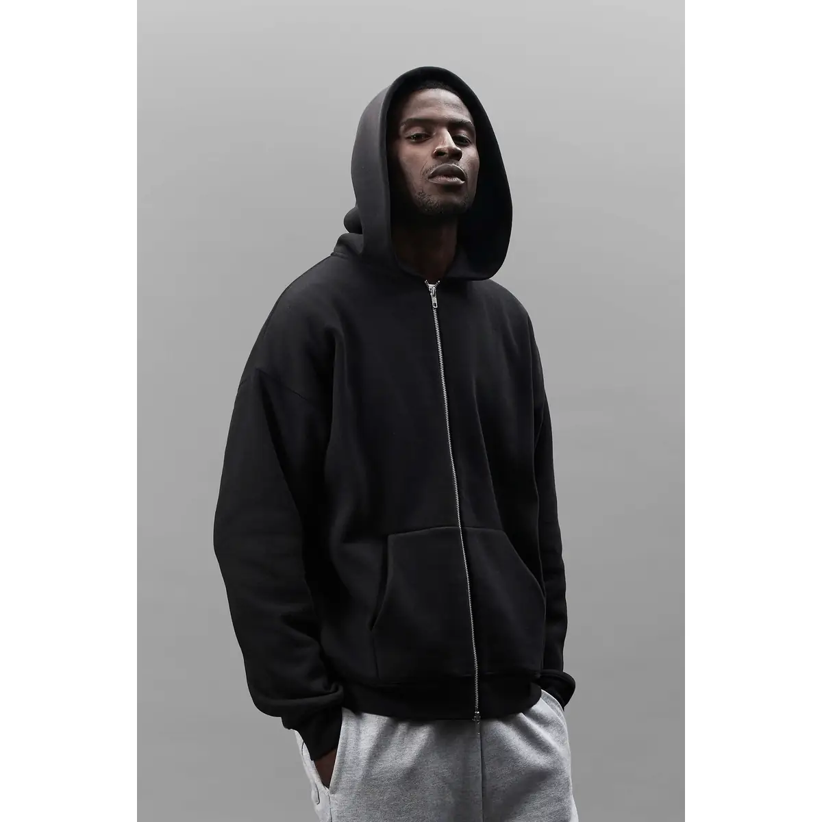 Sudadera SOL'S ELIOTT 04884 9 Sudadera SOL’S 04884, vista frontal con persona