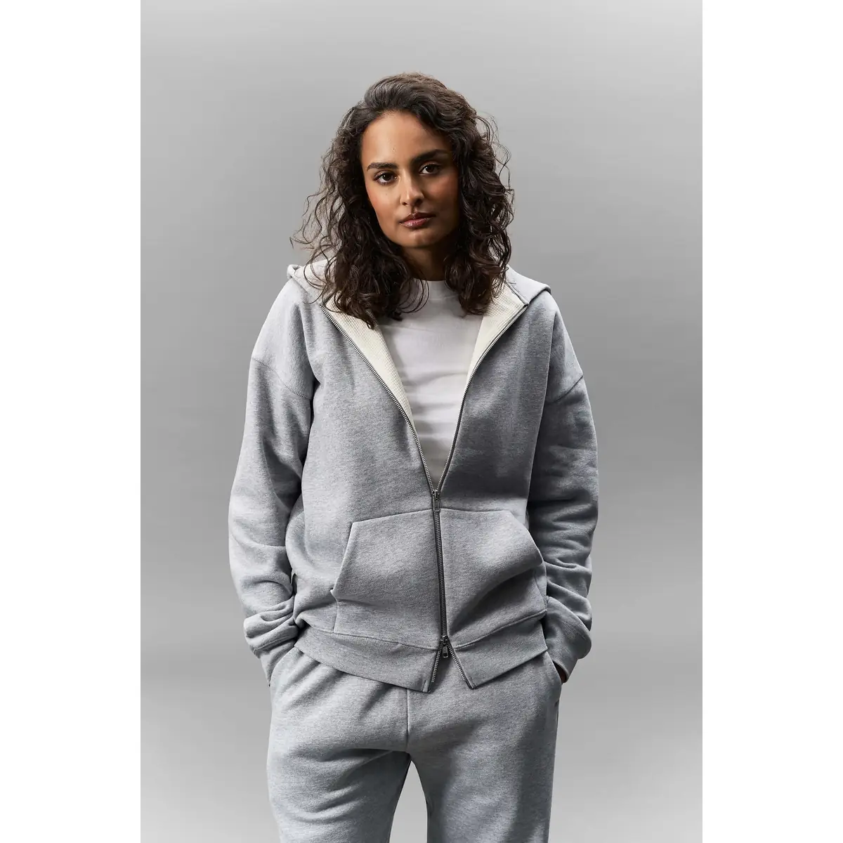 Sudadera SOL'S ELIOTT 04884 10 Sudadera SOL’S 04884, vista frontal con persona
