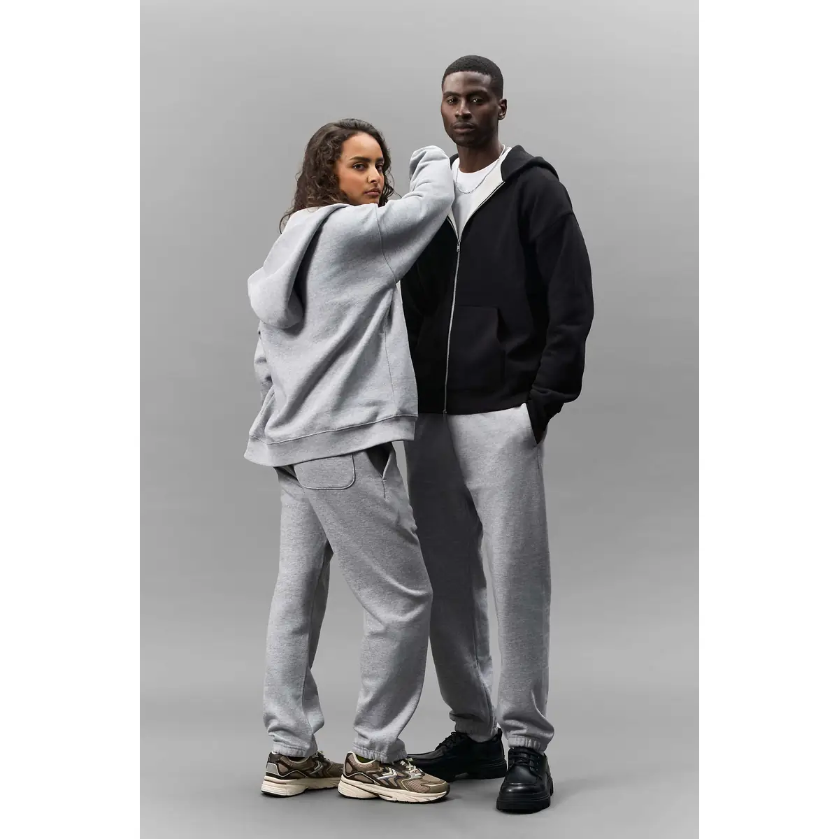 Sudadera SOL'S ELIOTT 04884 12 Sudadera SOL’S 04884, vistas frontal y trasera con personas
