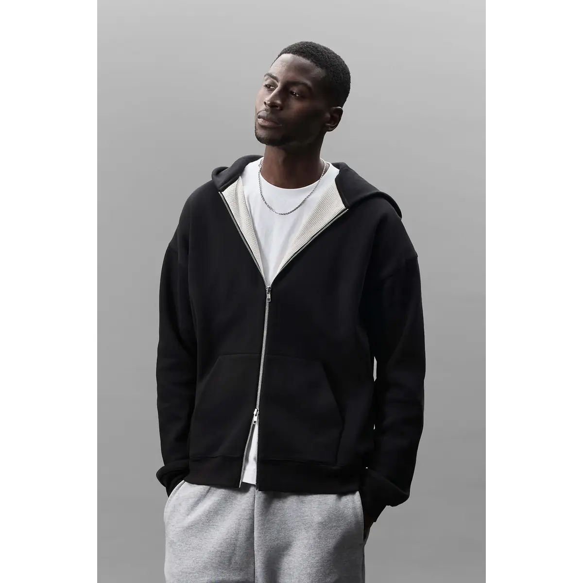 Sudadera SOL'S ELIOTT 04884 1 Sudadera SOL’S 04884, vista frontal con persona