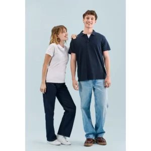 Polo Sol’s PEOPLE blanco, vestido por una modelo junto a un modelo con polo azul marino