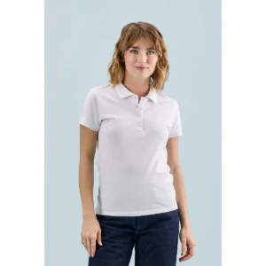 Polo Sol’s PEOPLE blanco, vestido por una modelo, vista frontal