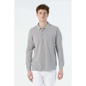 Polo Sol’s STAR gris jaspeado de manga larga, vestido por un modelo