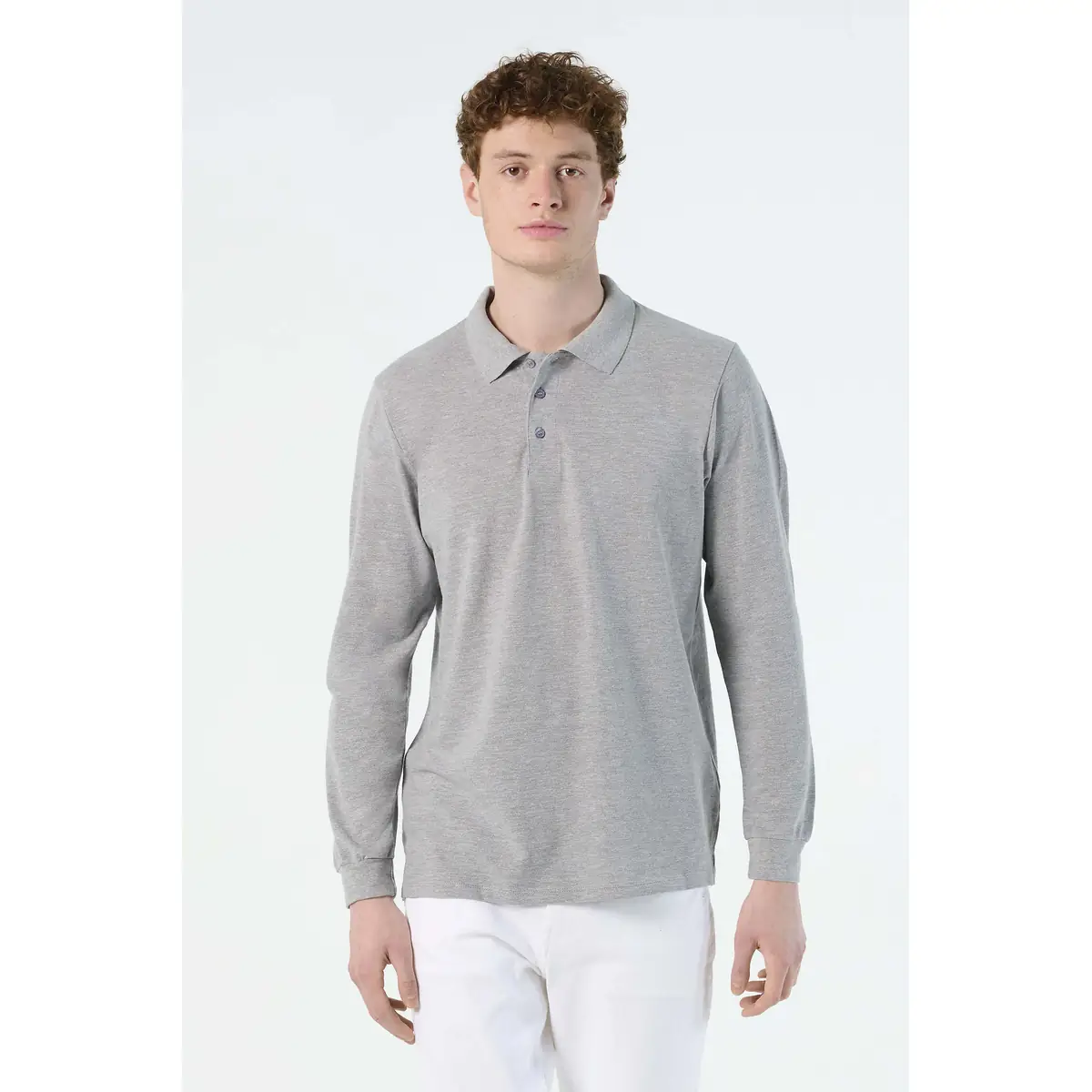 Polo hombre SOL’S STAR 11328 2 Polo Sol’s STAR gris jaspeado de manga larga, vestido por un modelo