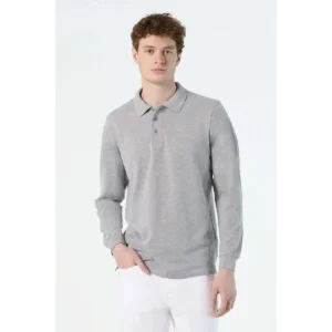 Polo Sol’s STAR gris jaspeado de manga larga, vestido por un modelo