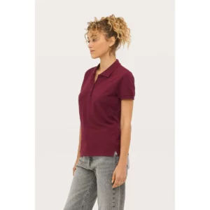 Polo Sol’s PASSION granate, vestido por una modelo, vista lateral
