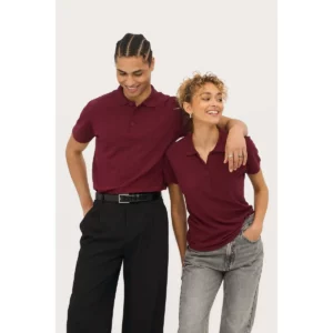 Polo Sol’s PASSION granate, vestido por una modelo junto a un modelo con polo granate