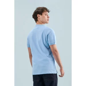 Polo Sol’s PERFECT MEN azul cielo, vestido por un modelo, vista trasera