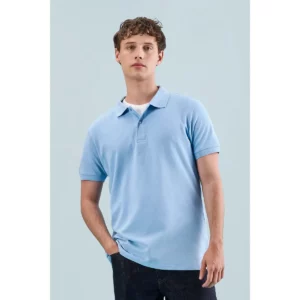 Polo Sol’s PERFECT MEN azul cielo, vestido por un modelo, vista frontal