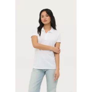 Polo Sol’s PERFECT WOMEN blanco, vestido por una modelo, vista frontal