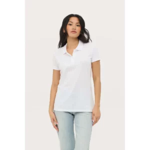 Polo Sol’s PERFECT WOMEN blanco, vestido por una modelo, vista frontal