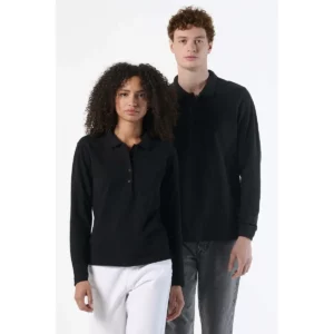 Polo Sol’s WINTER II negro de manga larga, junto a una modelo con polo de manga larga negro