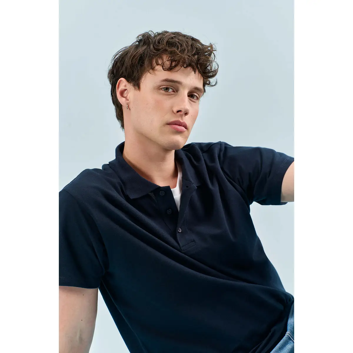 Polo hombre SOL’S SPRING II 11362 6 Polo Sol’s SPRING II azul marino, detalle del cuello y la manga sobre un modelo
