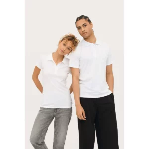 Polo Sol’s PRESCOTT MEN blanco, junto a la versión femenina vestida por una modelo