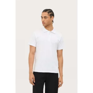 Polo Sol’s PRESCOTT MEN blanco, vestido por un modelo