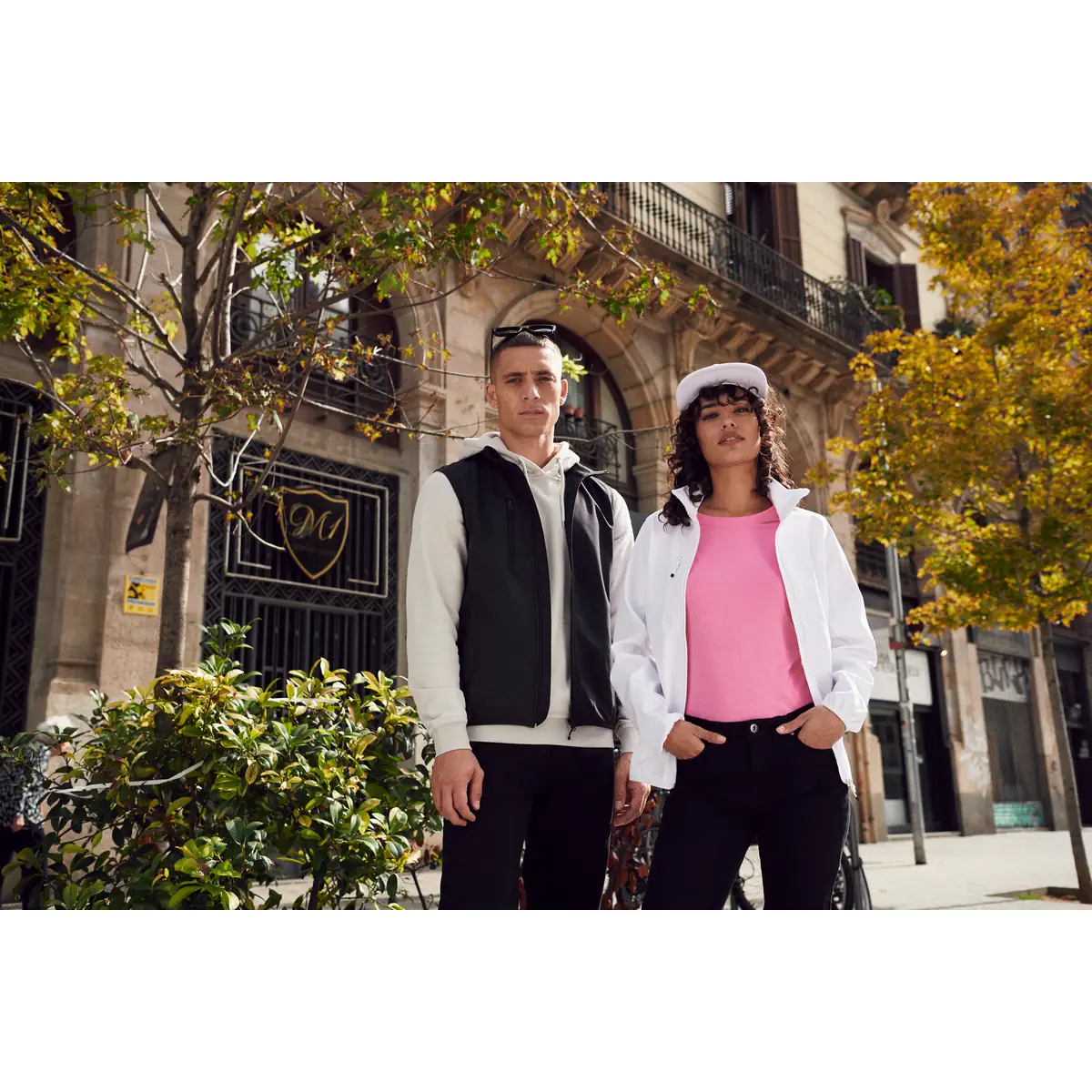 Chaqueta mujer CLIQUE CLASSIC SOFTSHELL JACKET WOMEN 0200915 1 Chaleco hombre CLIQUE CLASSIC SOFTSHELL VEST 0200911 / Chaqueta mujer CLIQUE CLASSIC SOFTSHELL JACKET WOMEN 0200915, con modelos