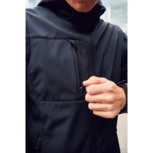 Chaqueta unisex CLIQUE CLASSIC SOFTSHELL 2 IN 1 0200913, detalle del bolsillo del pecho con modelo