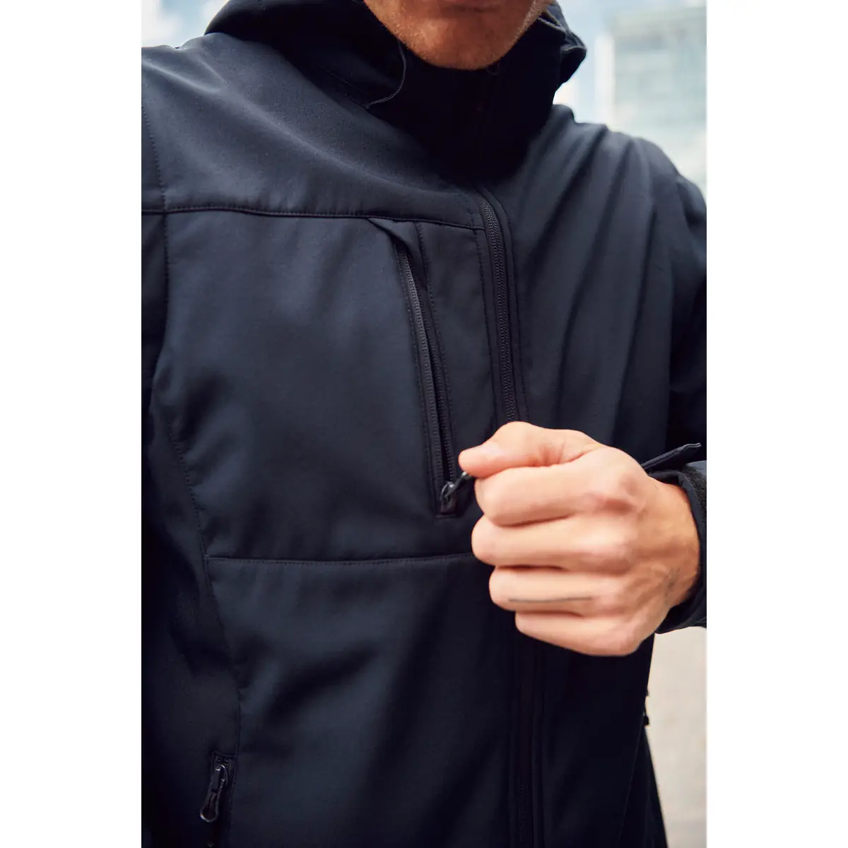 Chaqueta unisex CLIQUE CLASSIC SOFTSHELL 2 IN 1 0200913 23 Chaqueta unisex CLIQUE CLASSIC SOFTSHELL 2 IN 1 0200913, detalle del bolsillo del pecho con modelo