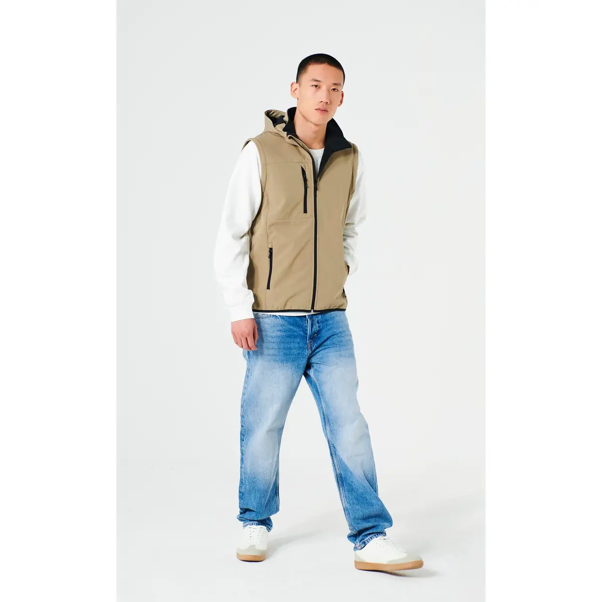 Chaqueta unisex CLIQUE CLASSIC SOFTSHELL 2 IN 1 0200913 21 Chaqueta unisex CLIQUE CLASSIC SOFTSHELL 2 IN 1 0200913, vista frontal sin mangas con modelo