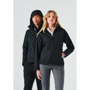 Chaqueta hombre CLIQUE CLASSIC SHELL JACKET 0200923 / Chaqueta mujer CLIQUE CLASSIC SHELL JACKET WOMEN 0200924, con modelo, vista frontal de campaña
