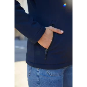 Chaqueta hombre CLIQUE PADDED SOFTSHELL JACKET 0200954 / Chaqueta mujer CLIQUE PADDED SOFTSHELL JACKET WOMEN 0200957, detalle del bolsillo lateral con modelo