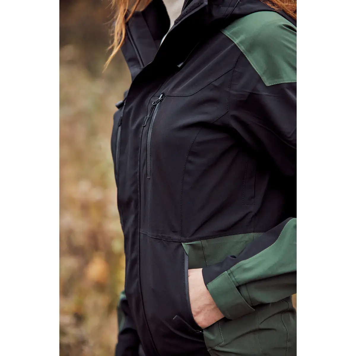 Chaqueta de trekking unisex CLIQUE STAFFORD 020901 28 Chaqueta de trekking Clique Stafford 020901, Hunter green, detalle con modelo