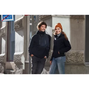 Chaqueta de trekking Clique Stafford 020901, Azul marino oscuro, con modelos en entorno urbano