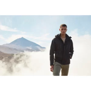 Chaqueta de trekking Clique Stafford 020901, Negro, con modelo en exterior
