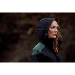 Chaqueta de trekking Clique Stafford 020901, Hunter green, con modelo y capucha