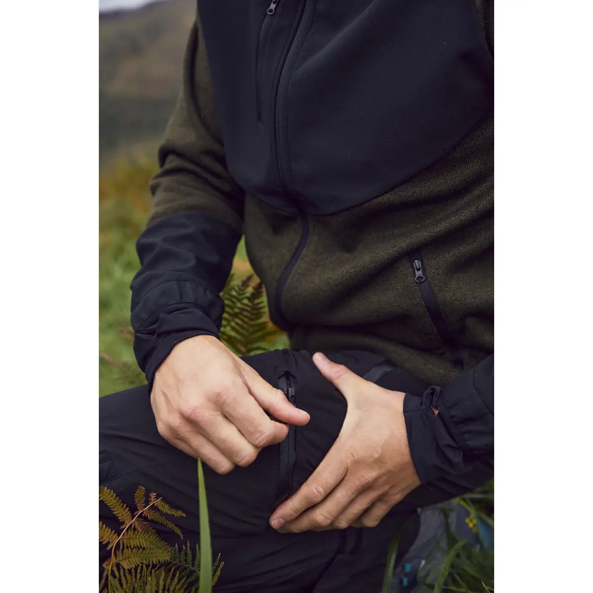 Pantalón de trekking unisex CLIQUE SEBRING 020902 8 Pantalón de trekking Clique Sebring 020902, negro, detalle de la rodilla con modelo