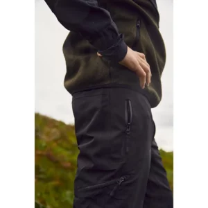Pantalón de trekking Clique Sebring 020902, negro, detalle lateral con modelo