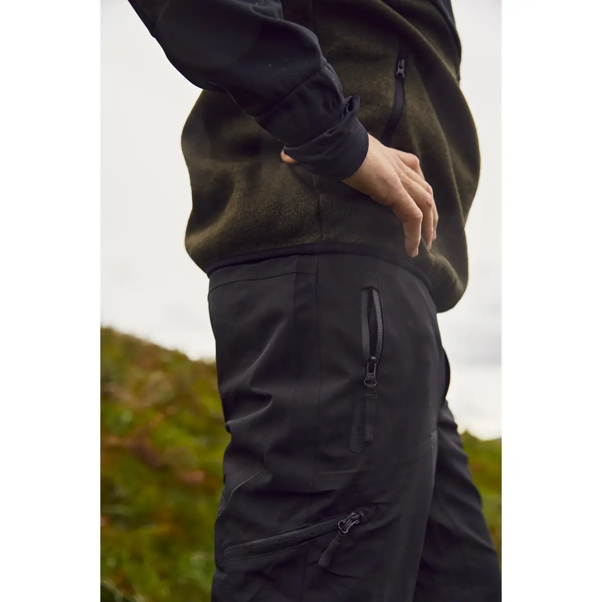 Pantalón de trekking unisex CLIQUE SEBRING 020902 2 Pantalón de trekking Clique Sebring 020902, negro, detalle lateral con modelo