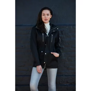 Chaqueta de entretiempo Clique Arock 020903 negro, con modelo femenino