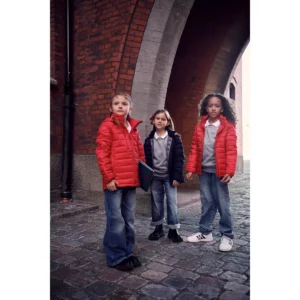 Chaqueta infantil Clique Hudson Junior 020905, con modelos infantiles en exterior