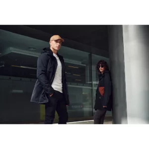 Parka Clique Creston 020913 negra, presentada con modelo