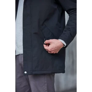 Parka Clique Creston 020913 negra, detalle del bolsillo frontal