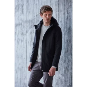 Parka Clique Creston 020913 negra, con modelo