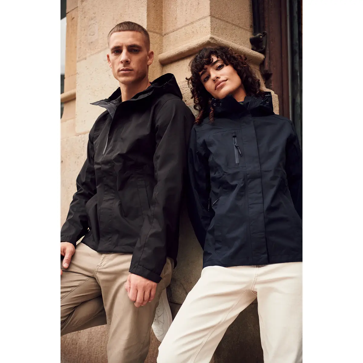 Chaqueta hombre CLIQUE WACO 020923 1 Chaqueta hombre CLIQUE WACO 020923 / Chaqueta mujer CLIQUE WACO WOMEN 020924, con modelos