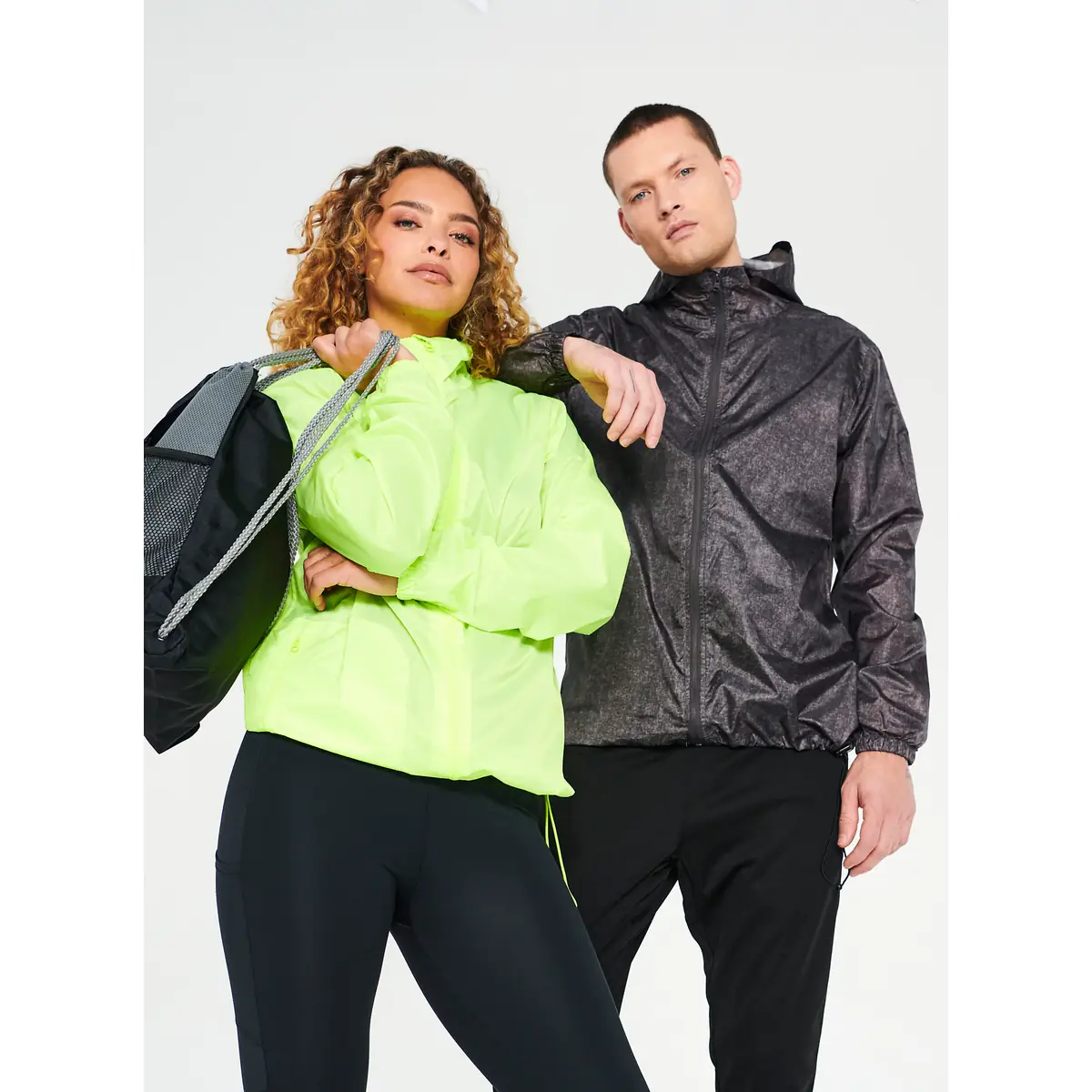 Chubasquero unisex CLIQUE BASIC RAIN JACKET 020929 1 Chubasquero unisex CLIQUE BASIC RAIN JACKET 020929, con modelos
