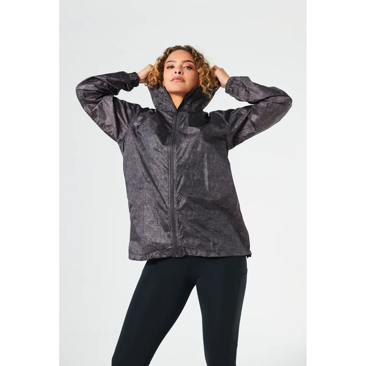Chubasquero unisex CLIQUE BASIC RAIN JACKET 020929 19 Chubasquero unisex CLIQUE BASIC RAIN JACKET 020929, con modelo, vista frontal