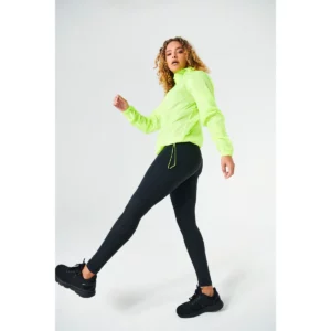Chubasquero unisex CLIQUE BASIC RAIN JACKET 020929, con modelo, vista lateral de campaña