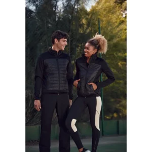 Chaqueta polar Clique Custer Women 020934 negro, con modelo femenino a la derecha