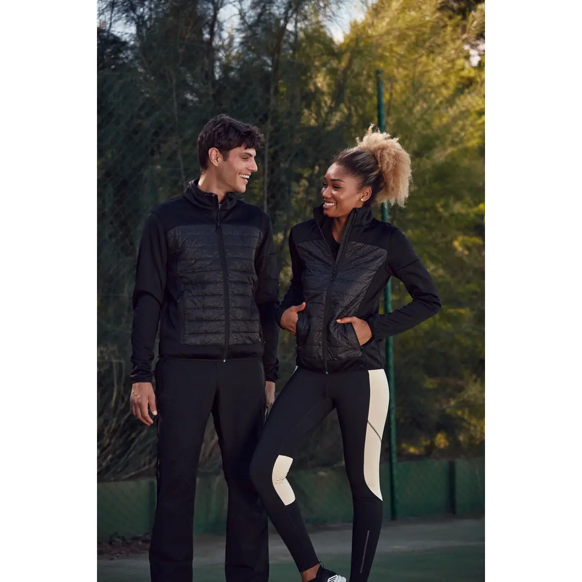 Chaqueta polar de mujer CLIQUE CUSTER WOMEN 020934 2 Chaqueta polar Clique Custer Women 020934 negro, con modelo femenino a la derecha