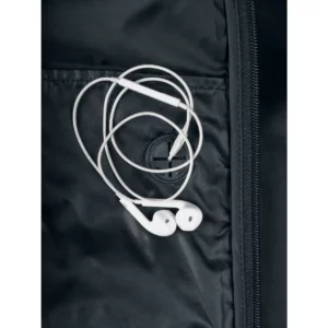 Chaqueta polar Clique Custer 020933 negro, detalle de solución para auriculares