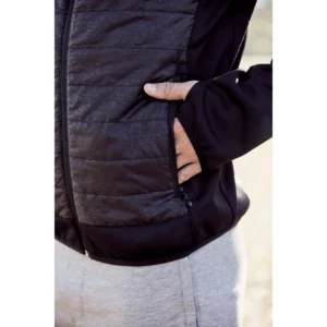 Chaqueta polar Clique Custer 020933 negro, detalle del bolsillo y puño con persona