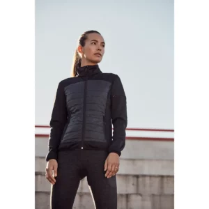 Chaqueta polar Clique Custer Women 020934 negro, con modelo femenino