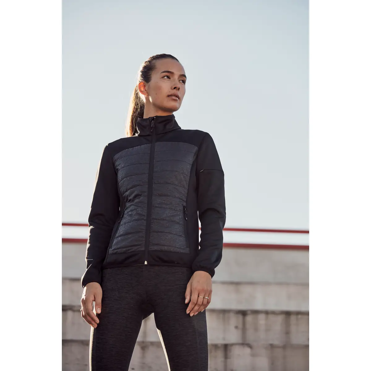 Chaqueta polar de mujer CLIQUE CUSTER WOMEN 020934 1 Chaqueta polar Clique Custer Women 020934 negro, con modelo femenino