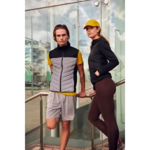 Chaleco Clique Utah Vest 020940 reflectante, con modelo masculino